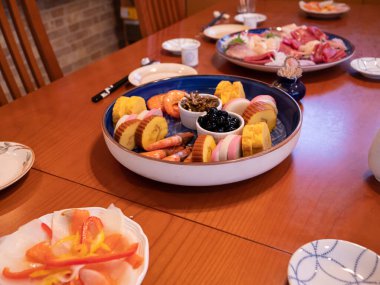 Masa geleneksel yeni yıl yemeği için Japonya 'da hazırlanıyor.