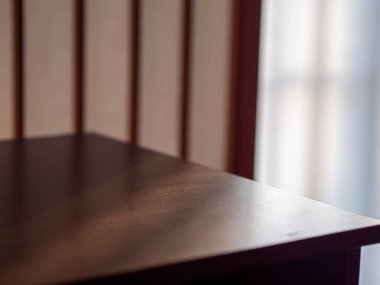 Işık ve gölgeler kağıttan bir kapıdan dökülüyor.