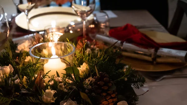 겨울 기념행사를 위해 아름다운 마련 된 식탁 — 스톡 사진