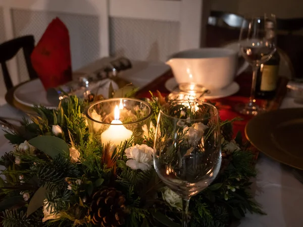 Uma mesa belamente montada para uma celebração de inverno — Fotografia de Stock