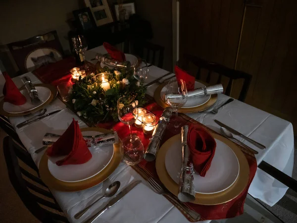 Uma mesa belamente montada para uma celebração de inverno — Fotografia de Stock