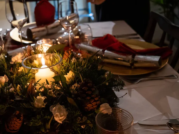 Uma mesa belamente montada para uma celebração de inverno — Fotografia de Stock