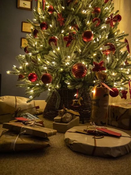 화려하게 포장 된 선물을 아래에 놓은 크리스마스 트리 — 스톡 사진