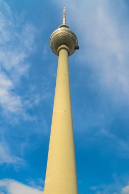 Televizyon Kulesi mavi gökyüzü bulutlu, Berlin, Almanya