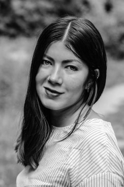 Genç güzel kız kameraya gülümsüyor. B & W fotoğrafı