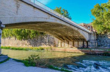 Ponte Garibaldi, Roma 'da (İtalya), Rioni Regola ve Trastevere' de Lungotevere De Cenci ile Piazza Guiseppe Gioachino Belli arasında köprü. Tiberina Adası 'ndan görüntü.