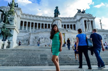 Yeşil elbiseli gülümseyen kız Vittorio Emanuele Ii Anıtı 'nın girişinde duruyor. Roma, İtalya