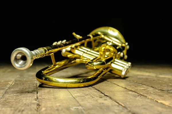 Brass Instrument Trumpet Kuning Atas Panggung Dengan Cahaya Latar — Stok Foto