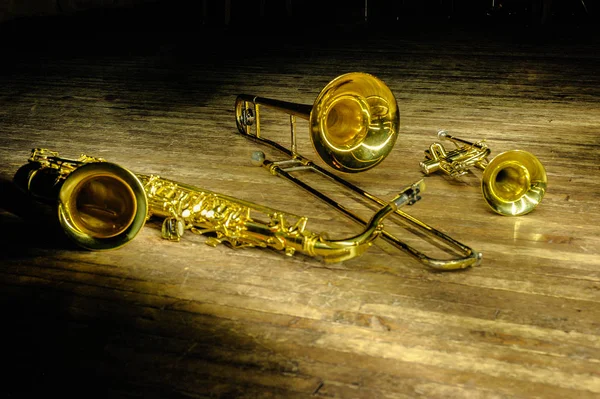 Instrumenty Dęte Dęte Saksofon Puzon Trąbka Scenie Podświetleniem — Zdjęcie stockowe