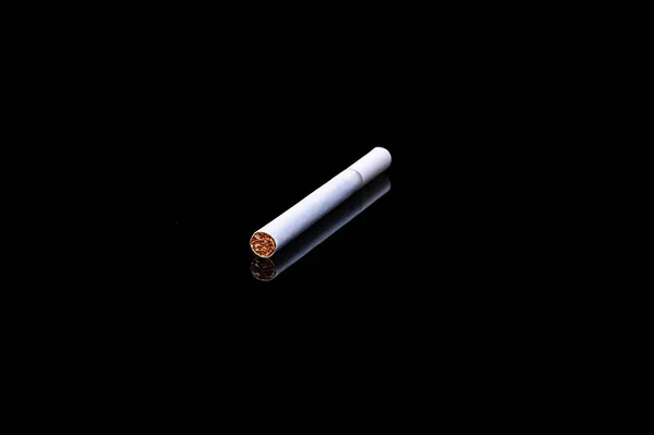 Cigarro Filtro Branco Fundo Preto Isolado Com Reflexão — Fotografia de Stock