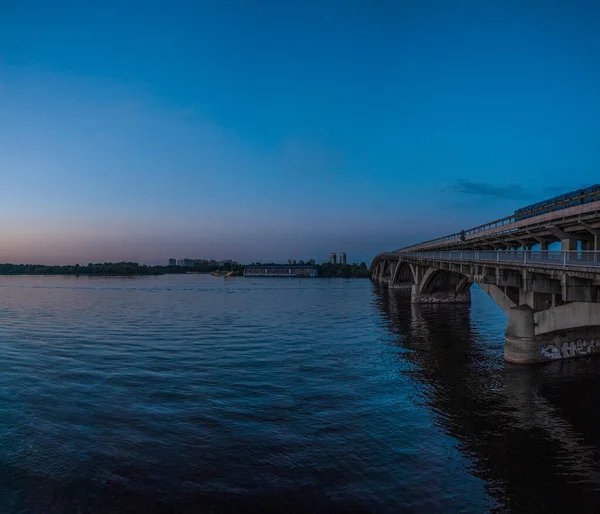 Widok Most Metra Rzekę Dnipro Zachodzie Słońca Kijów Ukraina — Zdjęcie stockowe