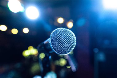 Konserden önce spot ışıkları yakın mesafede mikrofon şebekesi.