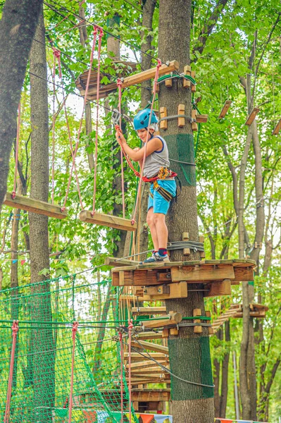Ein Teenager Ausrüstung Und Helm Steht Auf Einer Runden Holzplattform — Stockfoto