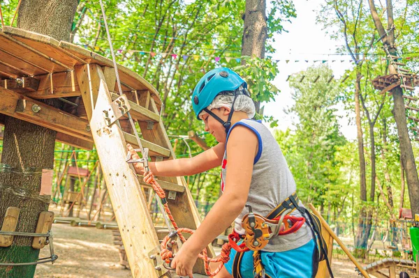 Jugendlicher Mit Blauem Helm Und Kletterausrüstung Steigt Die Treppe Zur — Stockfoto