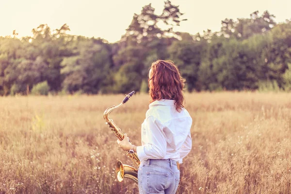 Mladá Zrzavá Žena Bílé Košili Tenorem Saxofonem Rukou Stojí Podzimním — Stock fotografie