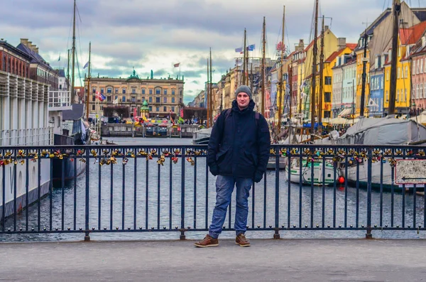 Ευτυχής Άνθρωπος Χειμωνιάτικα Ρούχα Στέκεται Στη Γέφυρα Nyhavn Κοντά Στο — Φωτογραφία Αρχείου