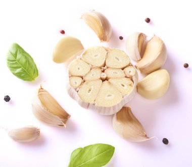 Taze sarımsak, fesleğen yaprakları ve beyaz arka plan üzerinde izole biber ile kompozisyon