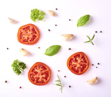 Taze sarımsak, fesleğen yaprağı, domates ve biber beyaz arka plan üzerinde izole ile kompozisyon