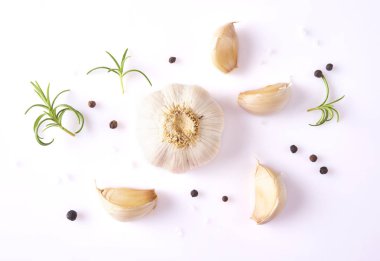 Gıda kavramı. Taze sarımsak, biberiye yaprağı ve beyaz arka plan üzerinde izole biber ile kompozisyon
