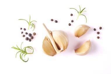 Gıda kavramı. Taze sarımsak, biberiye yaprağı ve beyaz arka plan üzerinde izole biber ile kompozisyon