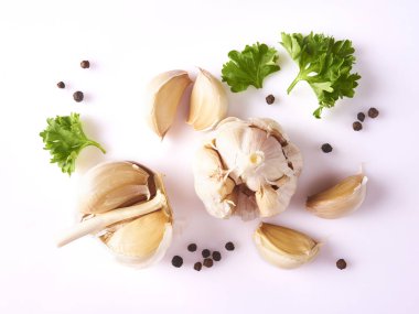 Gıda kavramı. Taze sarımsak, kişniş yaprakları ve beyaz arka plan üzerinde izole biber ile kompozisyon