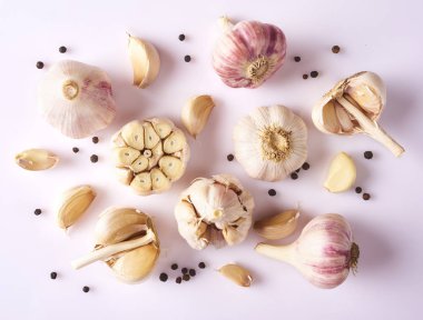 Gıda kavramı. Taze sarımsak ve biber beyaz arka plan üzerinde izole kompozisyonu