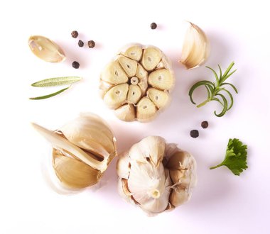 Gıda kavramı. Taze sarımsak, kişniş ve biberiye yaprakları ve beyaz arka plan üzerinde izole biber kompozisyonu