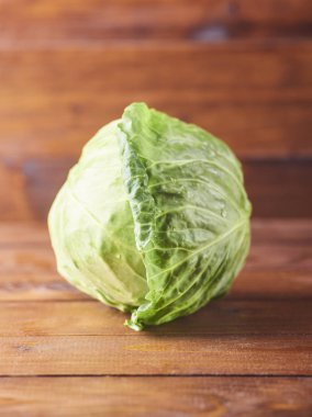Rustik ahşap zemin üzerine lezzetli taze yeşil lahana.