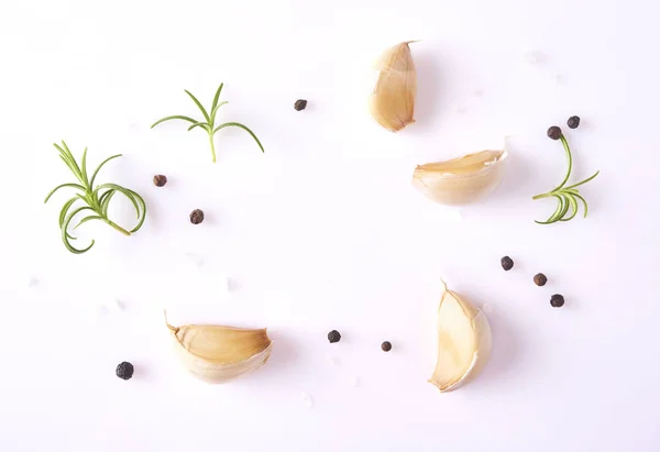Voedsel Concept Samenstelling Met Verse Knoflook Rozemarijn Bladeren Peppercorn Geïsoleerd — Stockfoto