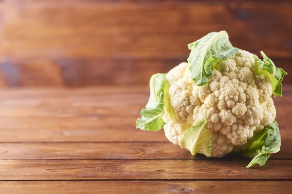 Rustik ahşap zemin üzerine lezzetli taze yeşil karnabahar.