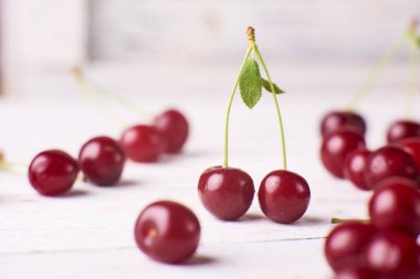 Beyaz ahşap zemin üzerinde yakın çekim görünümü taze olgun kiraz