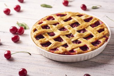 Rustik ahşap beyaz arka plan üzerinde bir lapa lapa kabuk ile lezzetli ev yapımı Cherry Pie