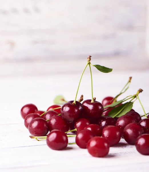 Vue Rapprochée Cerise Fraîche Mûre Sur Fond Bois Blanc — Photo