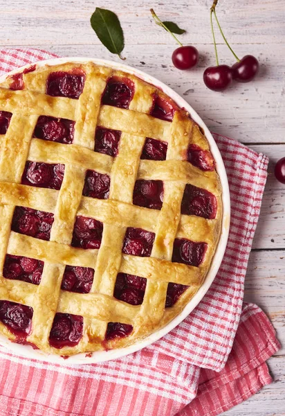 Vista Perto Deliciosa Torta Cereja Caseira Com Uma Crosta Flaky — Fotografia de Stock