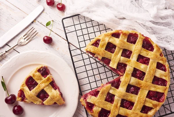 Pièce Délicieuse Tarte Cerise Maison Avec Une Croûte Floconneuse Sur — Photo