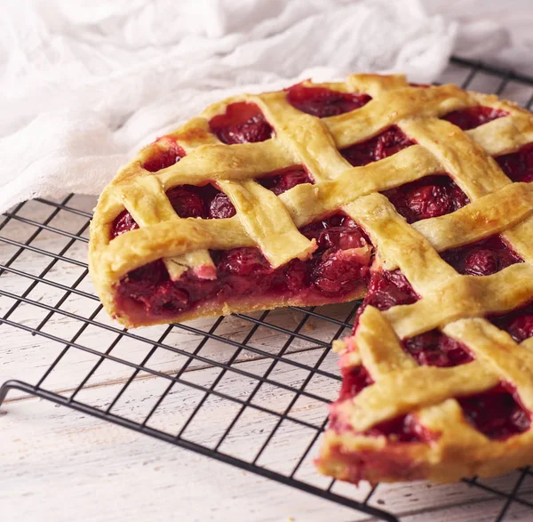 Pedazo Delicioso Pastel Cereza Casero Con Una Corteza Escamosa Sobre — Foto de Stock