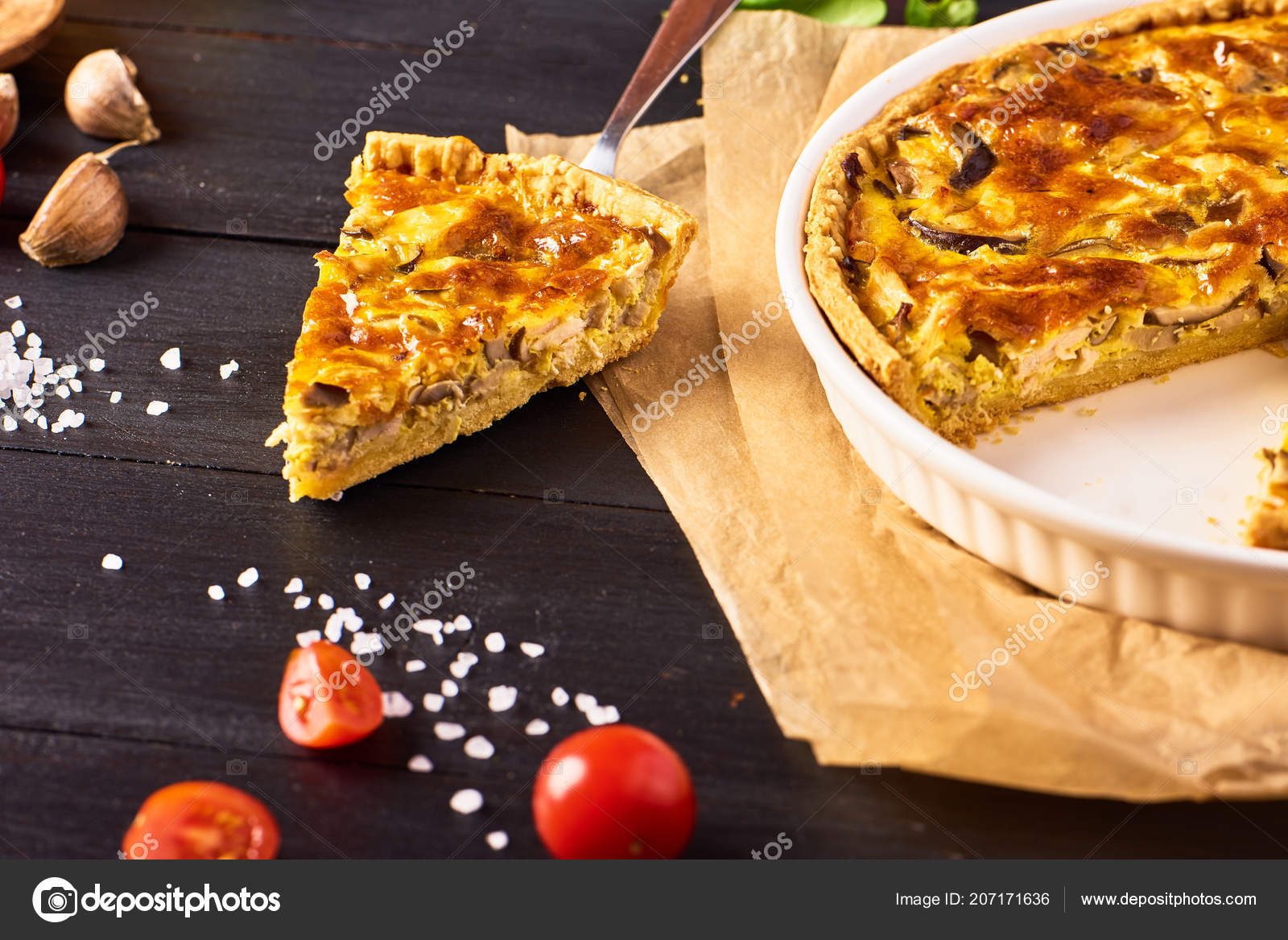 Ein Stuck Hausgemachte Quiche Lorraine Mit Huhn Pilzen Und Kase