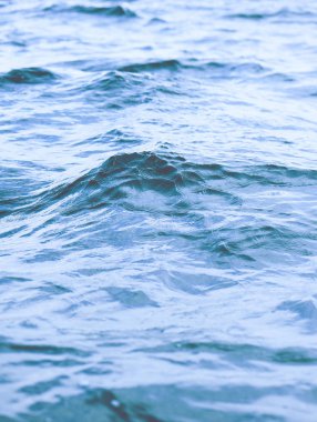 Yakın çekim görünümünü dalga deniz günbatımı zamanında.