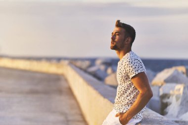 Açık güneşli bir plaj bir genç yakışıklı adam portresi