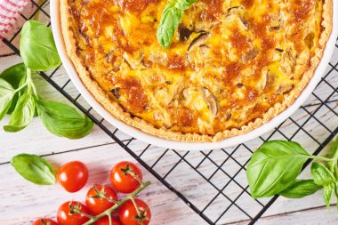 Tavuk, mantar ve peynir Beyaz ahşap zemin üzerine ev yapımı quiche lorraine. Fransız mutfağı