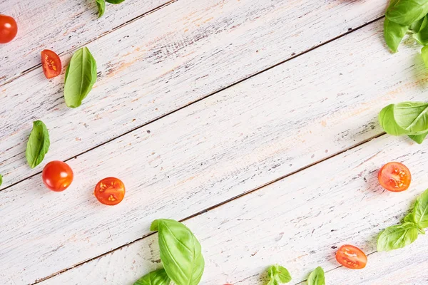 Smakelijke Kerstomaten Basilicum Witte Houten Achtergrond — Stockfoto