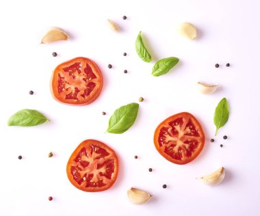 Taze sarımsak, fesleğen yaprağı, domates ve biber beyaz arka plan üzerinde izole ile kompozisyon