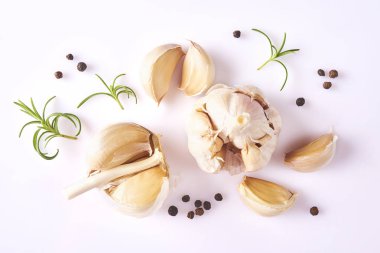 Gıda kavramı. Taze sarımsak, biberiye yaprağı ve beyaz arka plan üzerinde izole biber ile kompozisyon