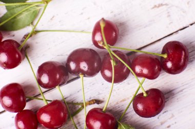 Beyaz ahşap zemin üzerinde yakın çekim görünümü taze olgun kiraz