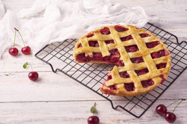 Bir parça lezzetli ev yapımı kiraz kek rustik ahşap beyaz arka plan üzerinde bir lapa lapa kabuk ile