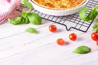 Tavuk, mantar ve peynir Beyaz ahşap zemin üzerine ev yapımı quiche lorraine. Fransız mutfağı