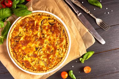 Tavuk, mantar ve peynir siyah ahşap zemin üzerine ev yapımı quiche lorraine. Fransız mutfağı