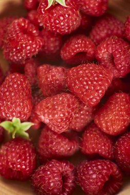 Bir sürü taze ve olgun ahududu görünümünü yakın çekim