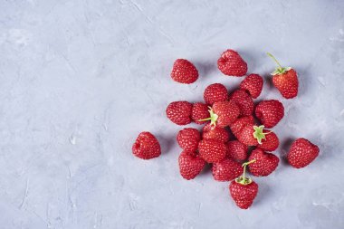 Beton zemin, tasarım moceup üzerine taze ve olgun ahududu