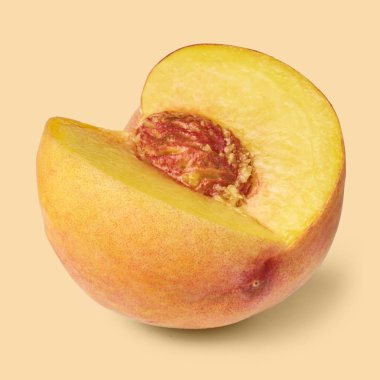 Olgun dilim taze şeftali bej renkli arka plan üzerinde izole